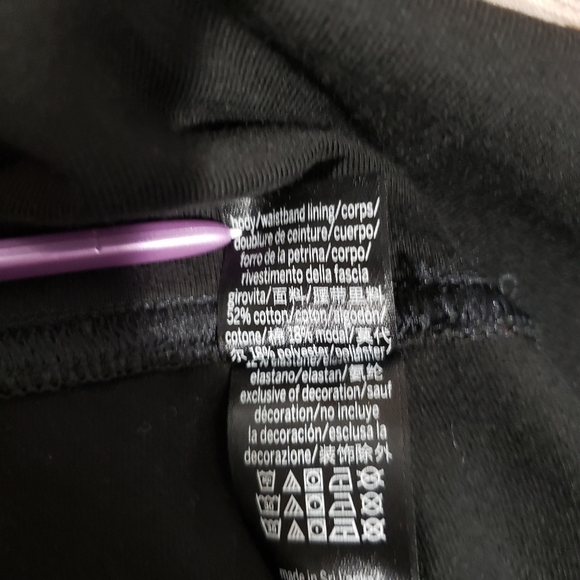 Victoria Sport Cropped Black Leggings with Paisley Print on the Sides Size Small - Picture 6 of 9